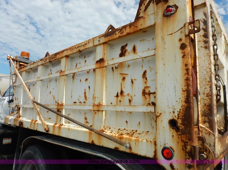 image for item J6421 2002 GMC C7500 dump truck