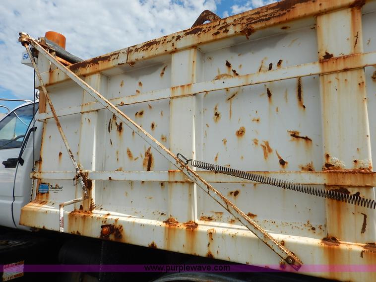 image for item J6421 2002 GMC C7500 dump truck