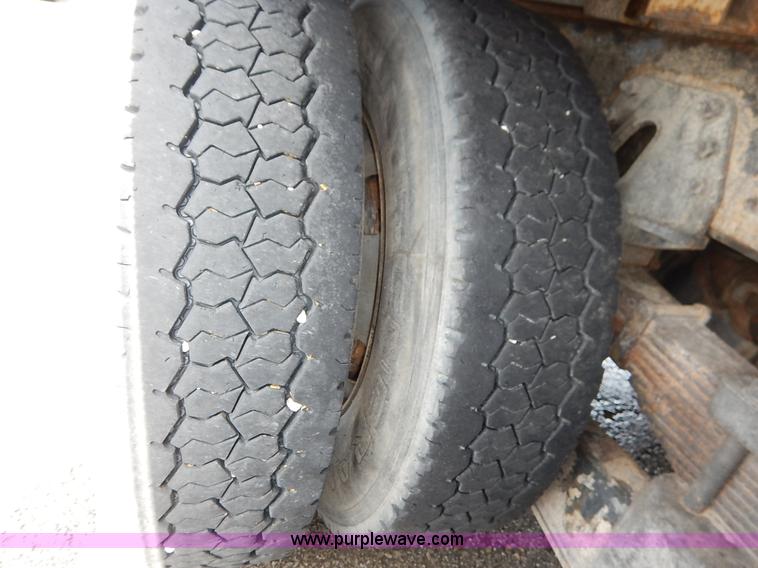 image for item J6421 2002 GMC C7500 dump truck