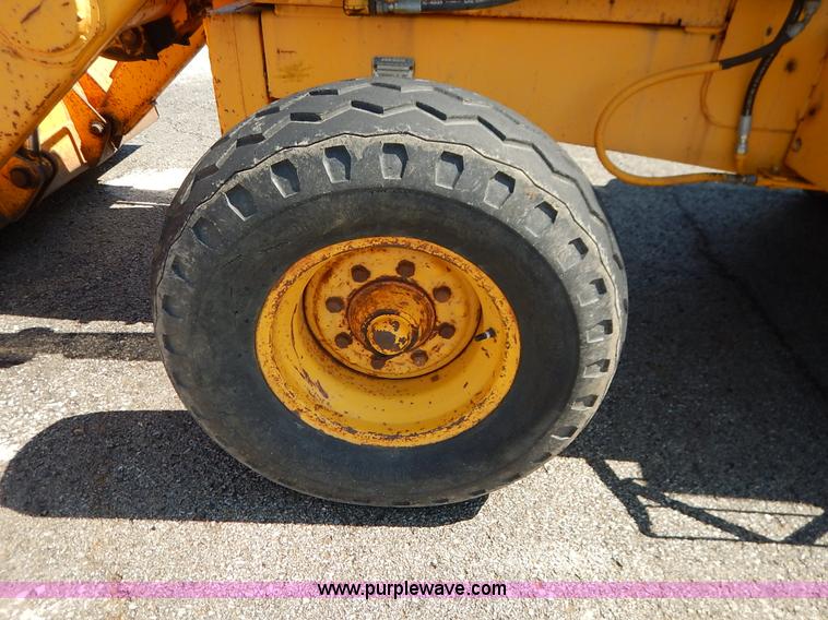 image for item J6422 1987 John Deere 310C backhoe