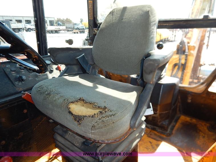 image for item J6422 1987 John Deere 310C backhoe