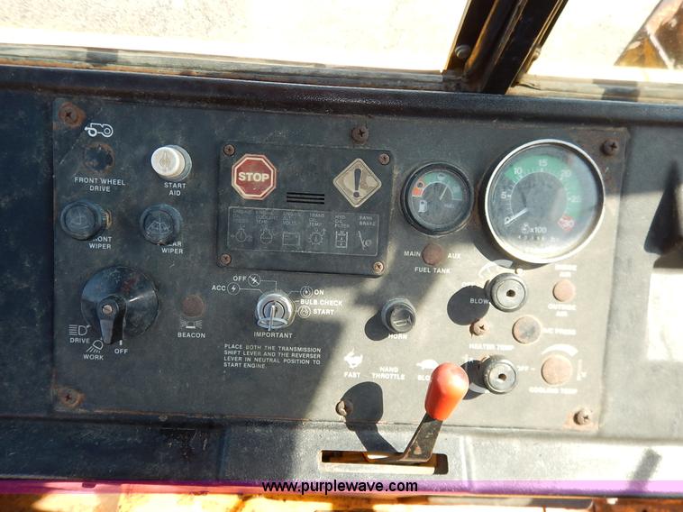 image for item J6422 1987 John Deere 310C backhoe