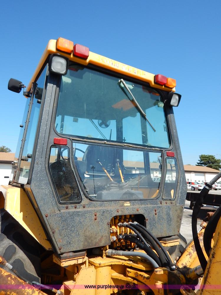 image for item J6422 1987 John Deere 310C backhoe