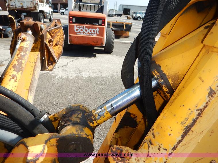 image for item J6422 1987 John Deere 310C backhoe