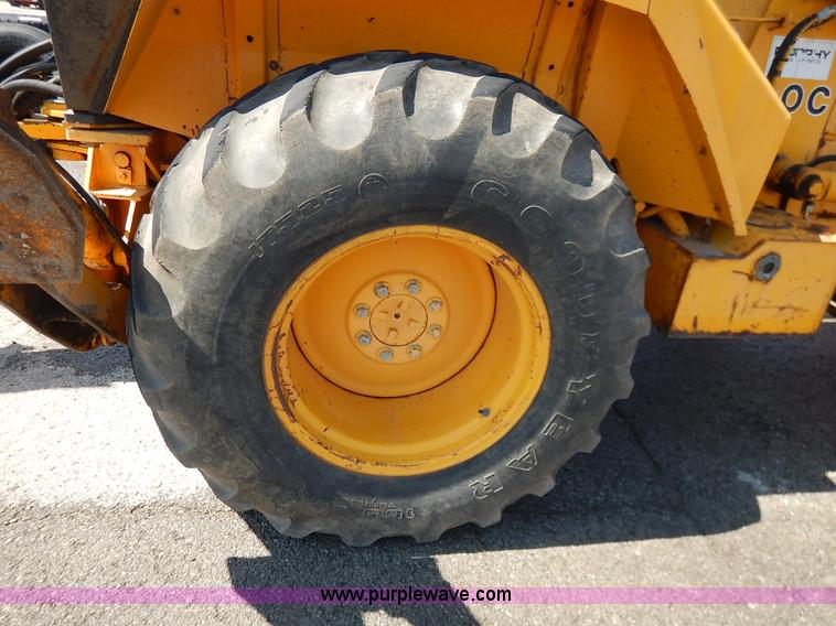 image for item J6422 1987 John Deere 310C backhoe