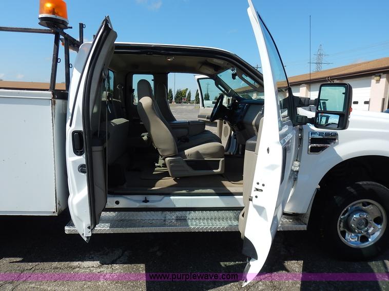 image for item J6425 2008 Ford F250 Super Duty XLT SuperCab utility truck