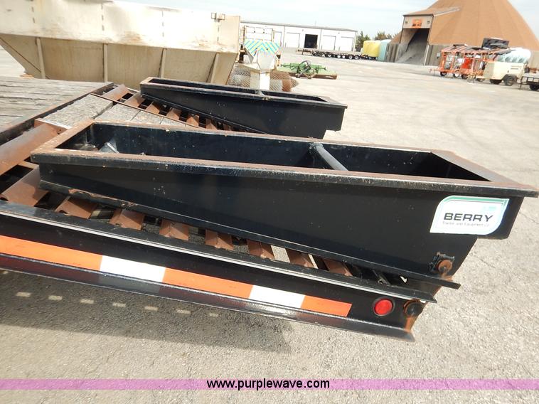 image for item J6428 2005 Felling FT-32 equipment trailer