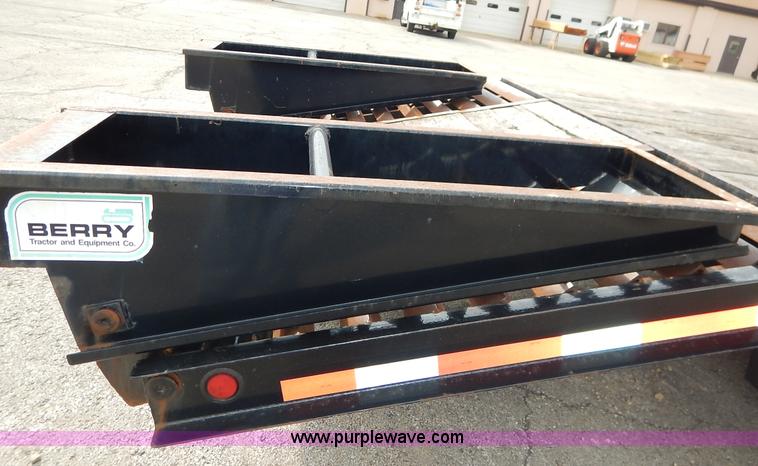 image for item J6428 2005 Felling FT-32 equipment trailer