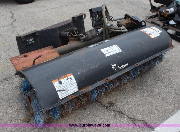 Bobcat angle broom skid steer attachment in Topeka, KS Item L2264 sold Purple Wave