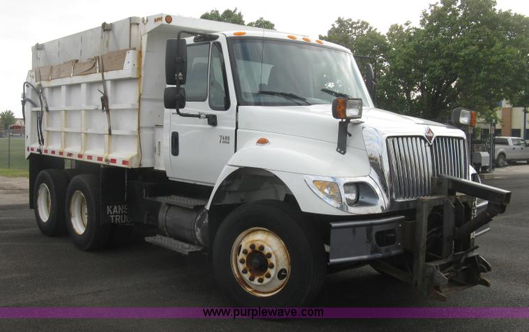 image for item L6345 2004 International 7400 dump truck