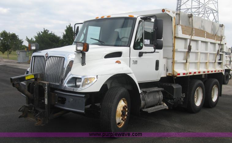 image for item L6345 2004 International 7400 dump truck