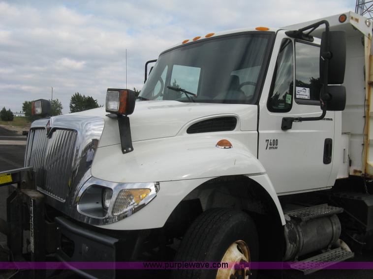 image for item L6345 2004 International 7400 dump truck