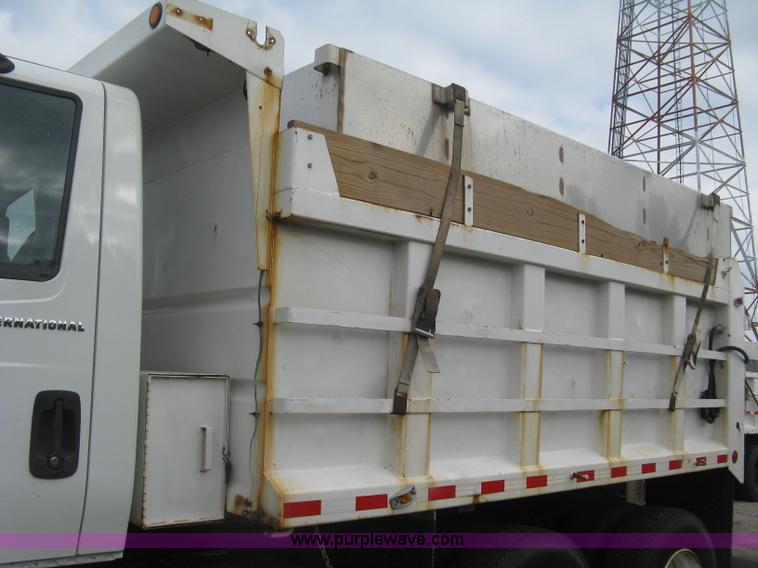 image for item L6345 2004 International 7400 dump truck