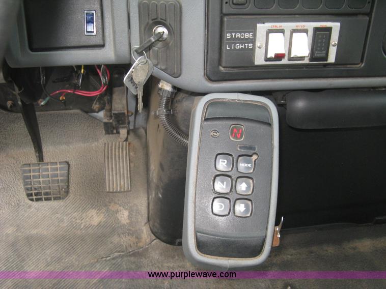 image for item L6345 2004 International 7400 dump truck