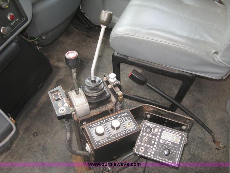 image for item L6345 2004 International 7400 dump truck