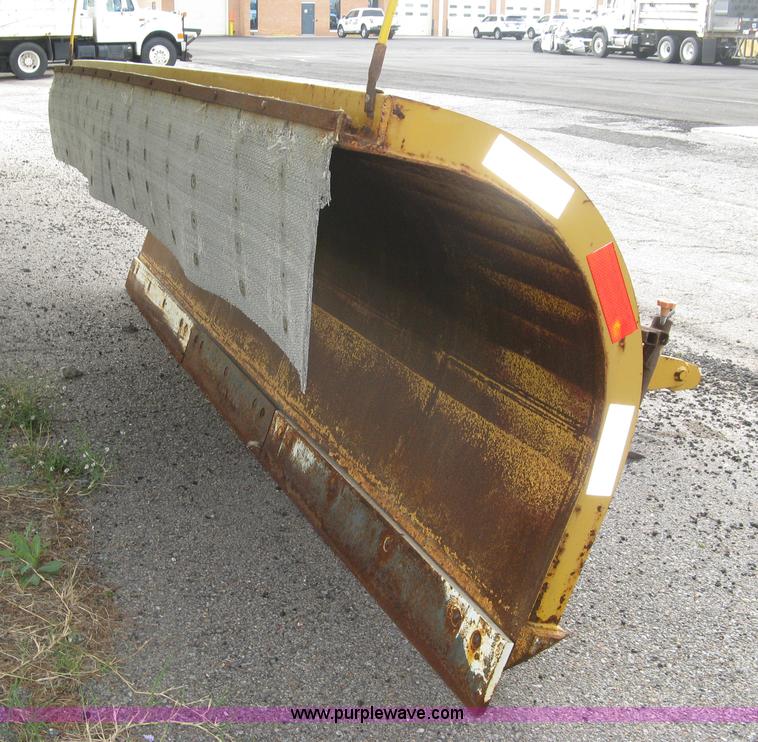 image for item L6345 2004 International 7400 dump truck