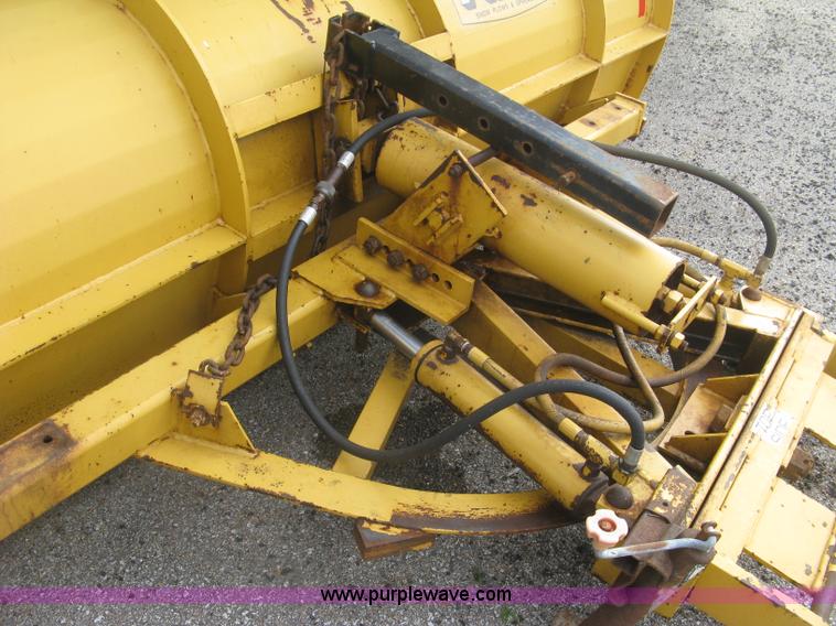 image for item L6345 2004 International 7400 dump truck