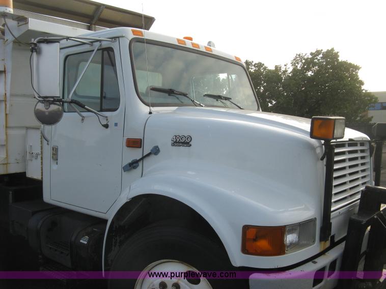 image for item L6347 2000 International F4900 dump truck
