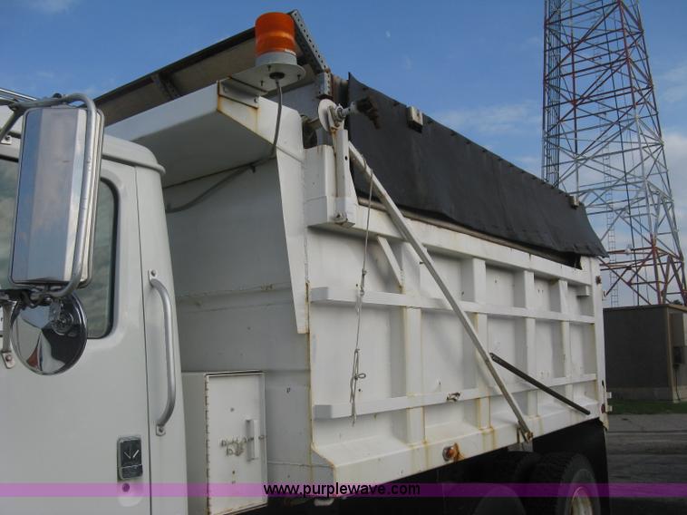 image for item L6347 2000 International F4900 dump truck