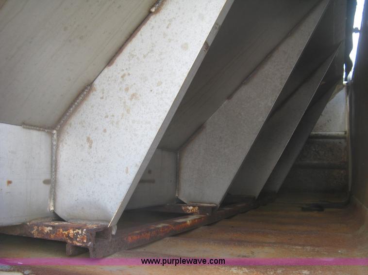 image for item L6347 2000 International F4900 dump truck