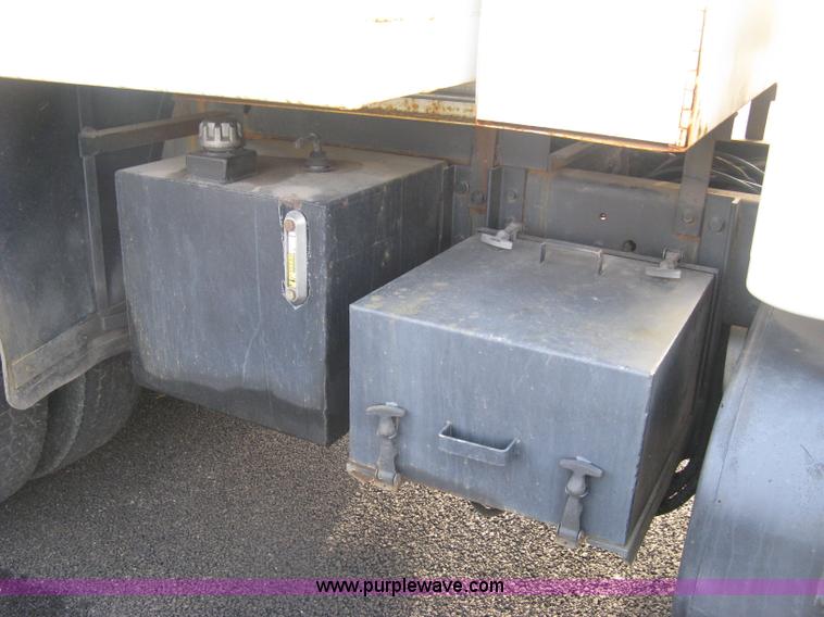 image for item L6347 2000 International F4900 dump truck