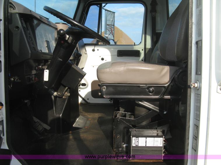 image for item L6347 2000 International F4900 dump truck