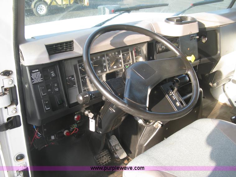 image for item L6347 2000 International F4900 dump truck