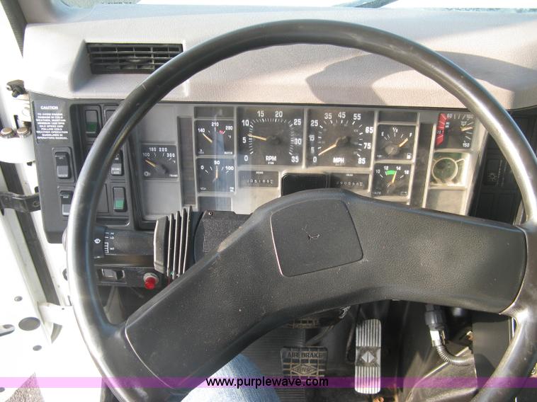 image for item L6347 2000 International F4900 dump truck