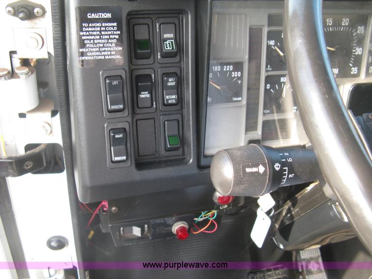 image for item L6347 2000 International F4900 dump truck