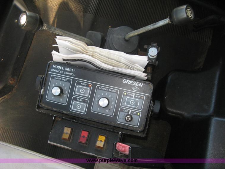 image for item L6347 2000 International F4900 dump truck