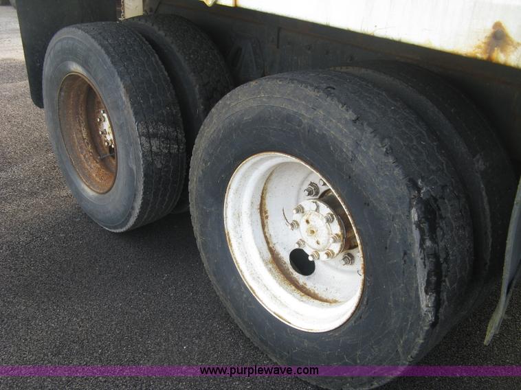 image for item L6347 2000 International F4900 dump truck