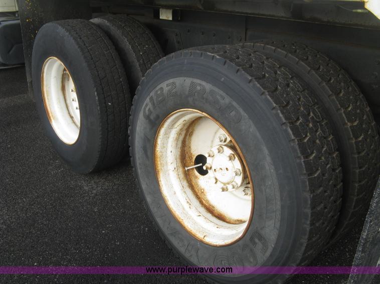 image for item L6347 2000 International F4900 dump truck