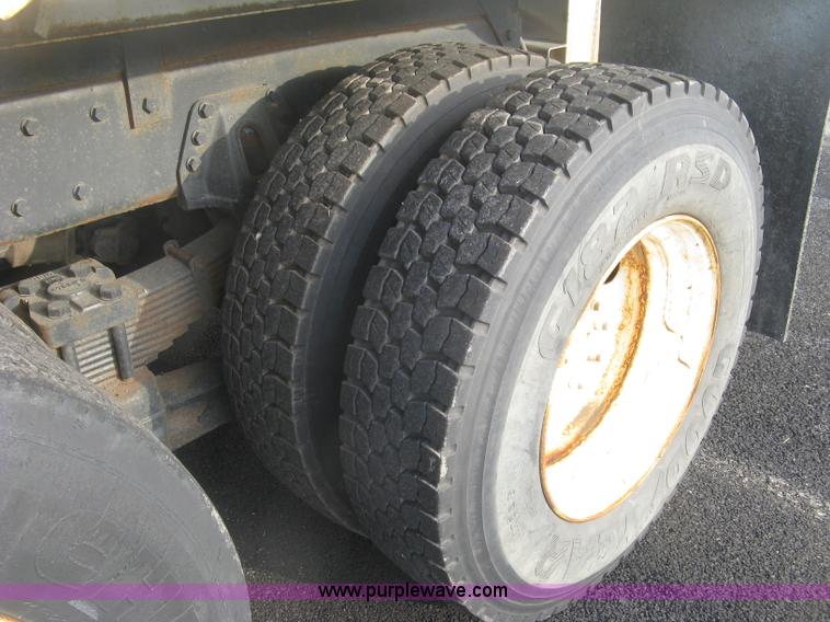 image for item L6347 2000 International F4900 dump truck