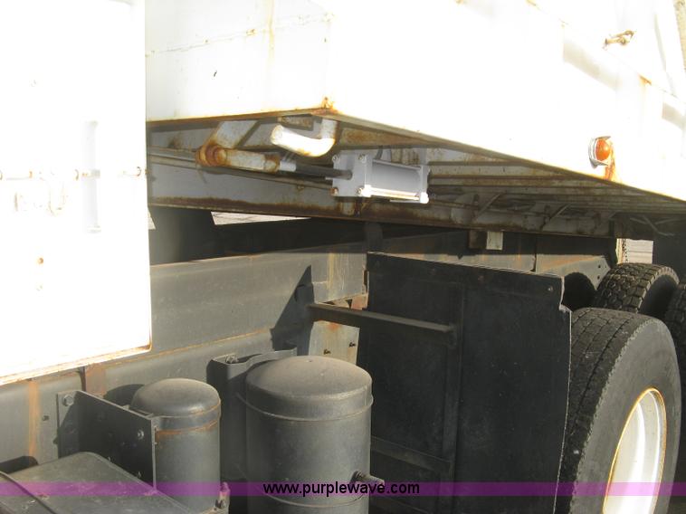 image for item L6347 2000 International F4900 dump truck