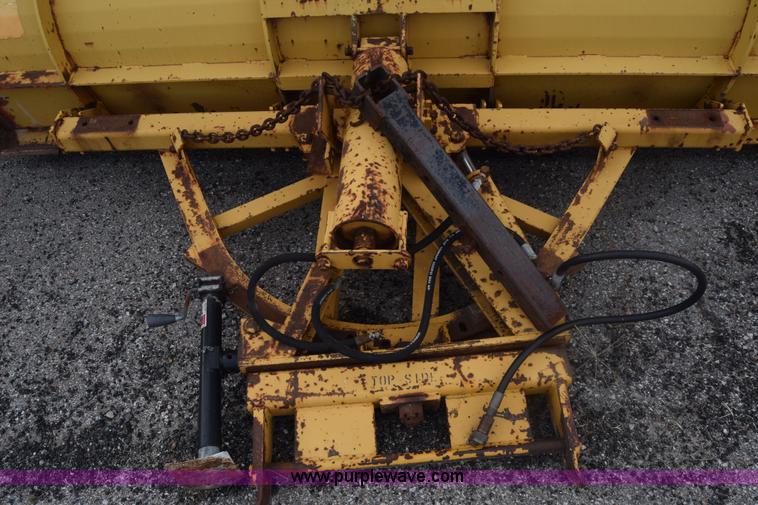 image for item L6347 2000 International F4900 dump truck