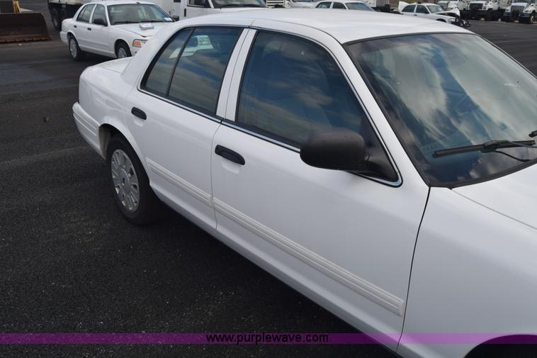 image for item L6352 2011 Ford Crown Victoria Police Interceptor