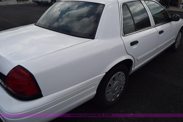 image for item L6352 2011 Ford Crown Victoria Police Interceptor