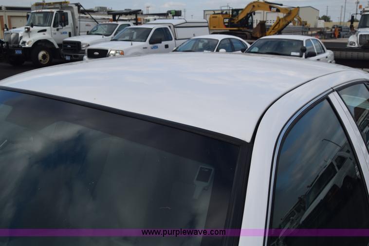 image for item L6352 2011 Ford Crown Victoria Police Interceptor