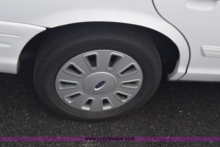 image for item L6352 2011 Ford Crown Victoria Police Interceptor