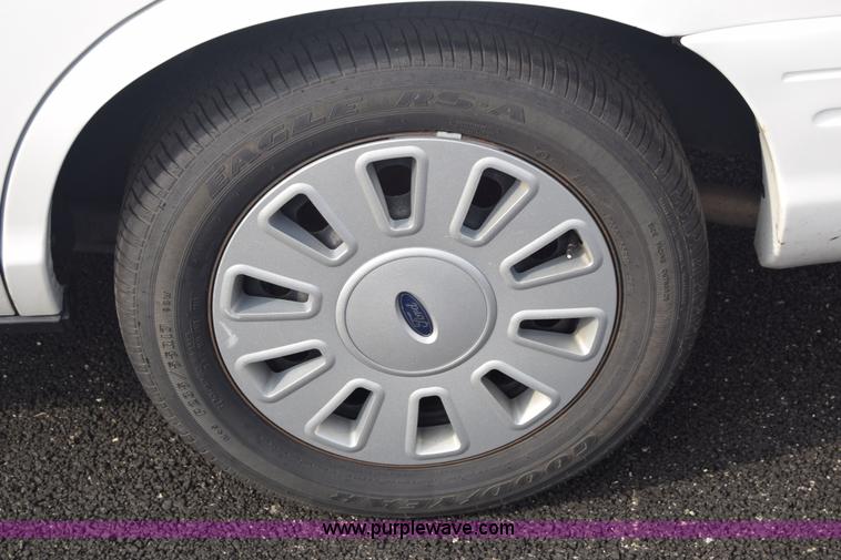 image for item L6353 2011 Ford Crown Victoria Police Interceptor