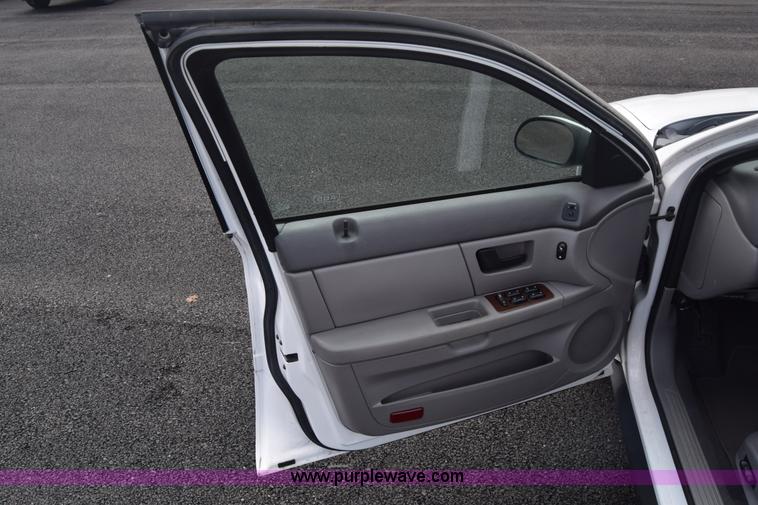 image for item L6354 2005 Ford Taurus SEL