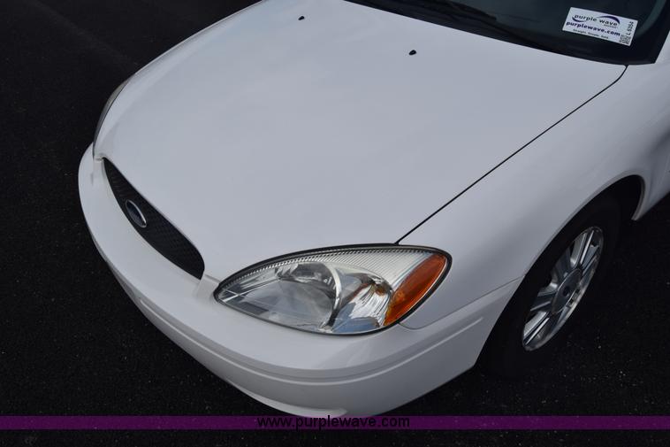 image for item L6354 2005 Ford Taurus SEL
