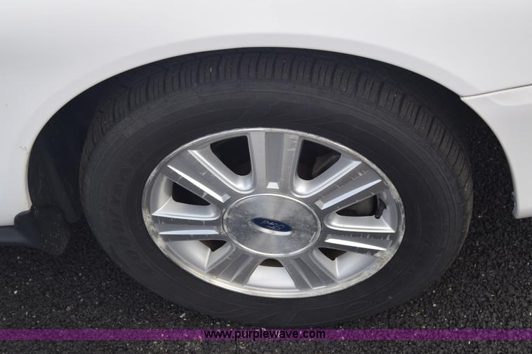 image for item L6354 2005 Ford Taurus SEL