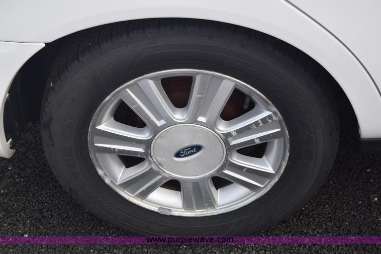 image for item L6354 2005 Ford Taurus SEL