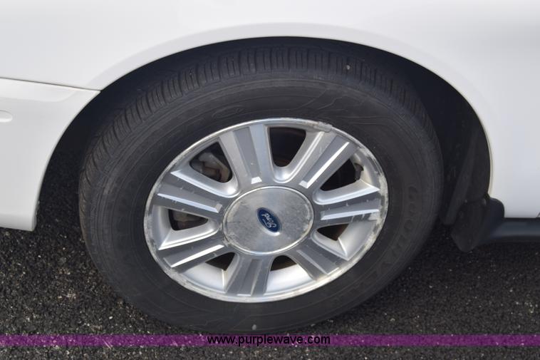 image for item L6354 2005 Ford Taurus SEL