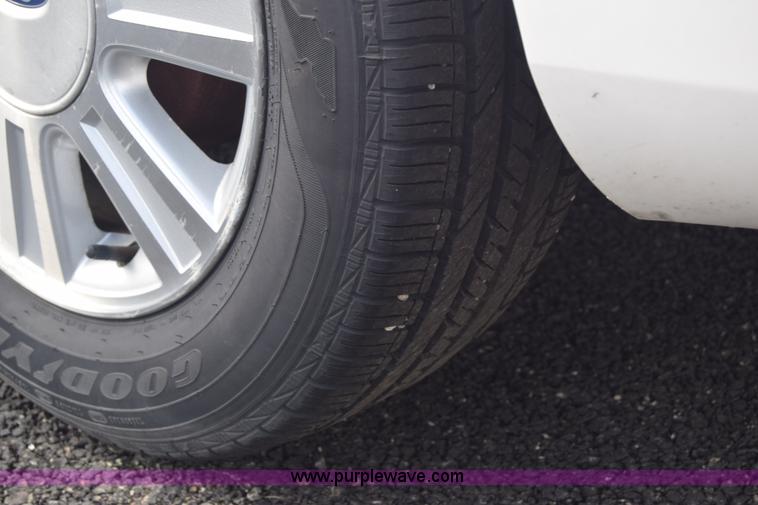 image for item L6354 2005 Ford Taurus SEL