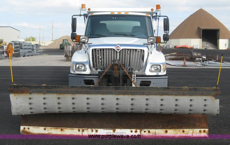 image for item L6355 2004 International 7400 dump truck