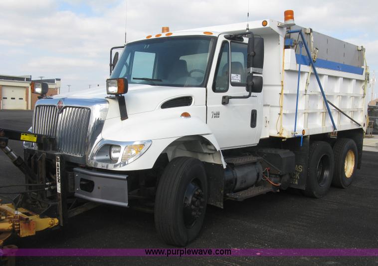 image for item L6355 2004 International 7400 dump truck