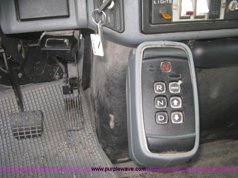 image for item L6355 2004 International 7400 dump truck