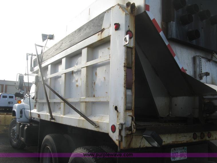 image for item L6357 2002 GMC C7500 dump truck